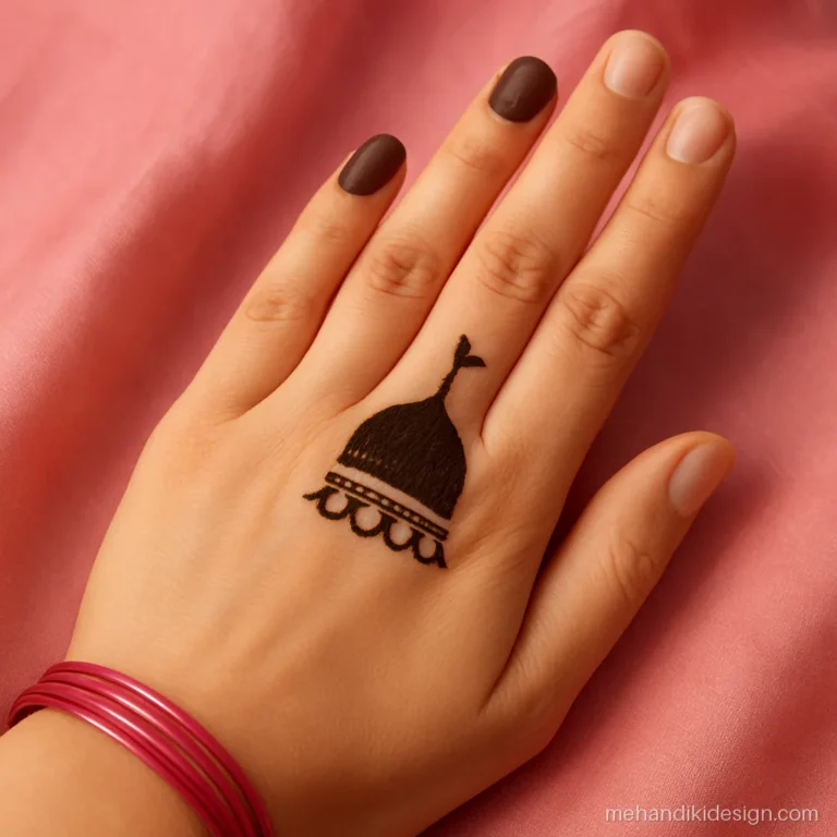 Simple royal mehndi with a small palace dome below three capped fingers
